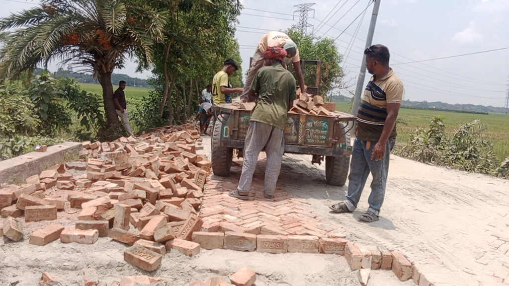 কালীগঞ্জে পিচের সড়ক খুঁড়ে ইটের সলিং !