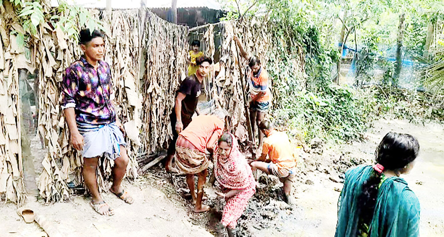 রামপালে মদরানা খালের বাঁধ অপসারণ গ্রামবাসীর : প্রতিপক্ষের মামলা 