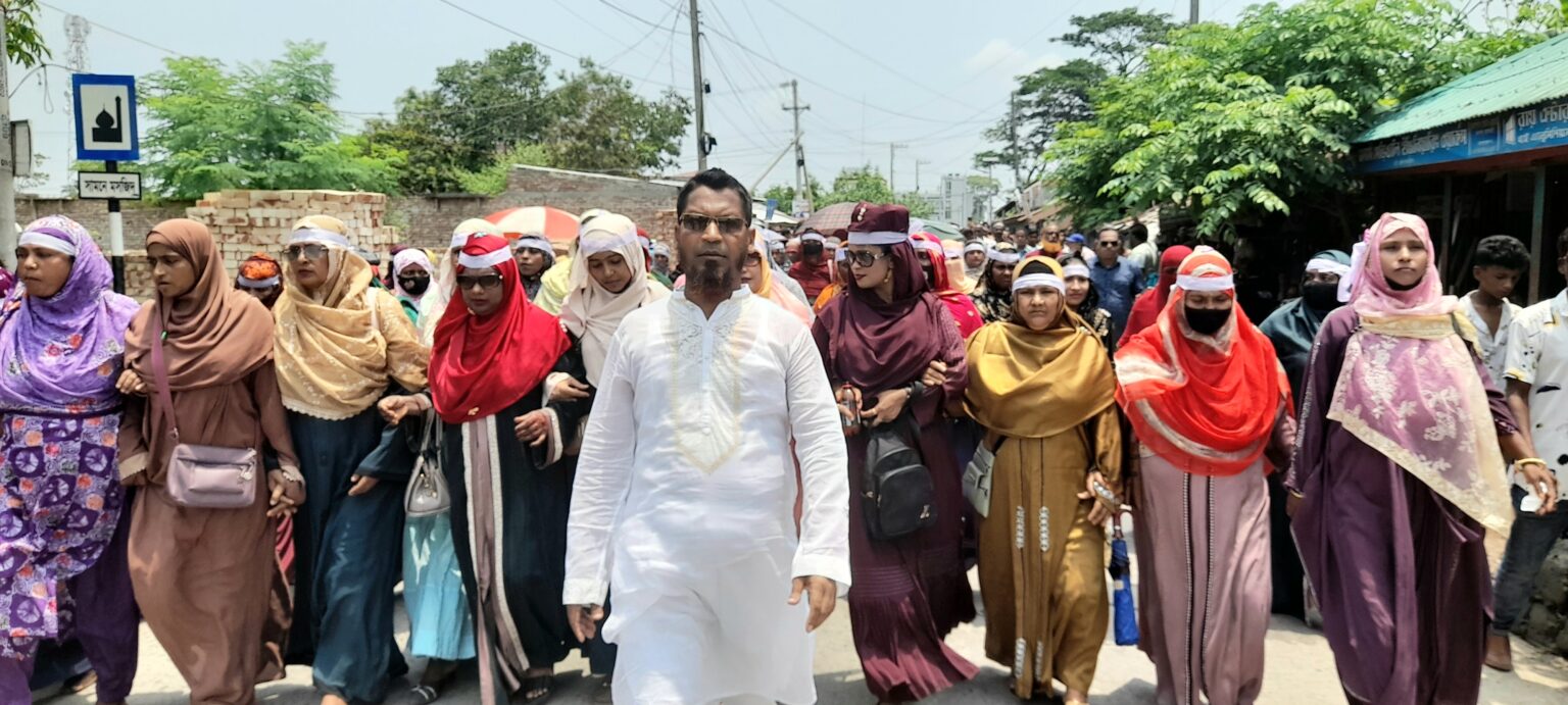 রামপালে যুব ও স্বেচ্ছাসেবক দল নেতাদের নামে মামলা প্রত্যাহার দাবিতে বিক্ষোভ