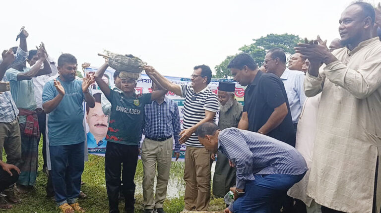 তালায় খাল সংস্কার ও জলাবদ্ধতা নিরসন কার্যক্রম উদ্বোধন তালায় খাল সংস্কার ও জলাবদ্ধতা নিরসন কার্যক্রম উদ্বোধন