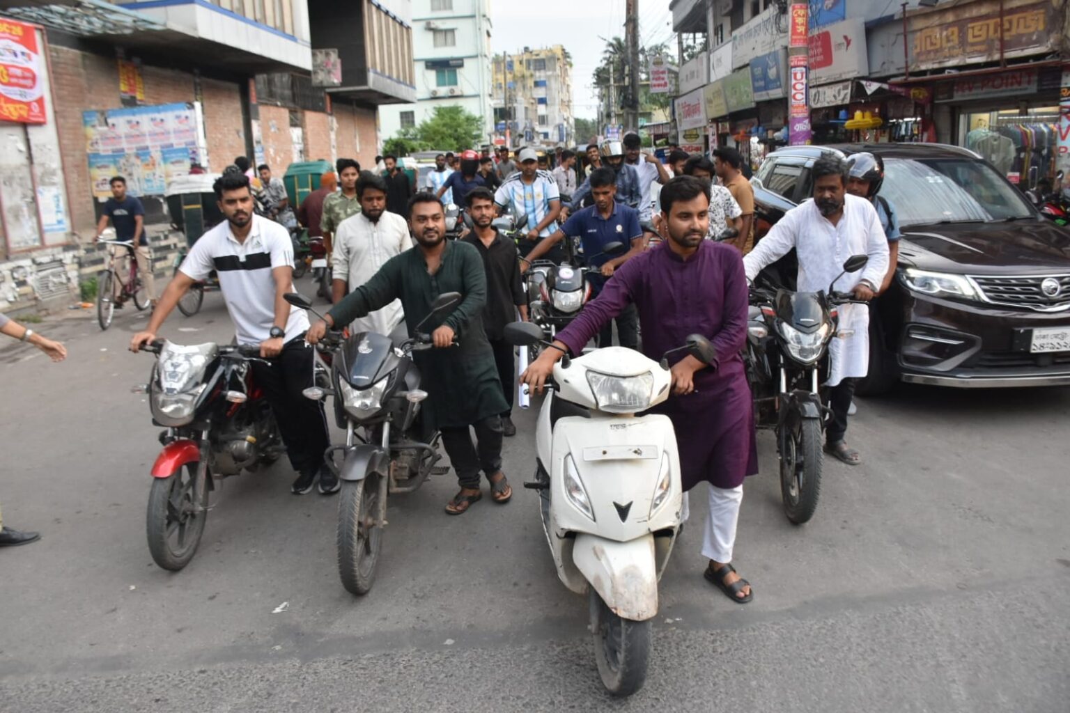 তেলের দাম বৃদ্ধির প্রতিবাদে যশোরে মোটরসাইকেল ঠেলে এনসিপির বিক্ষোভ