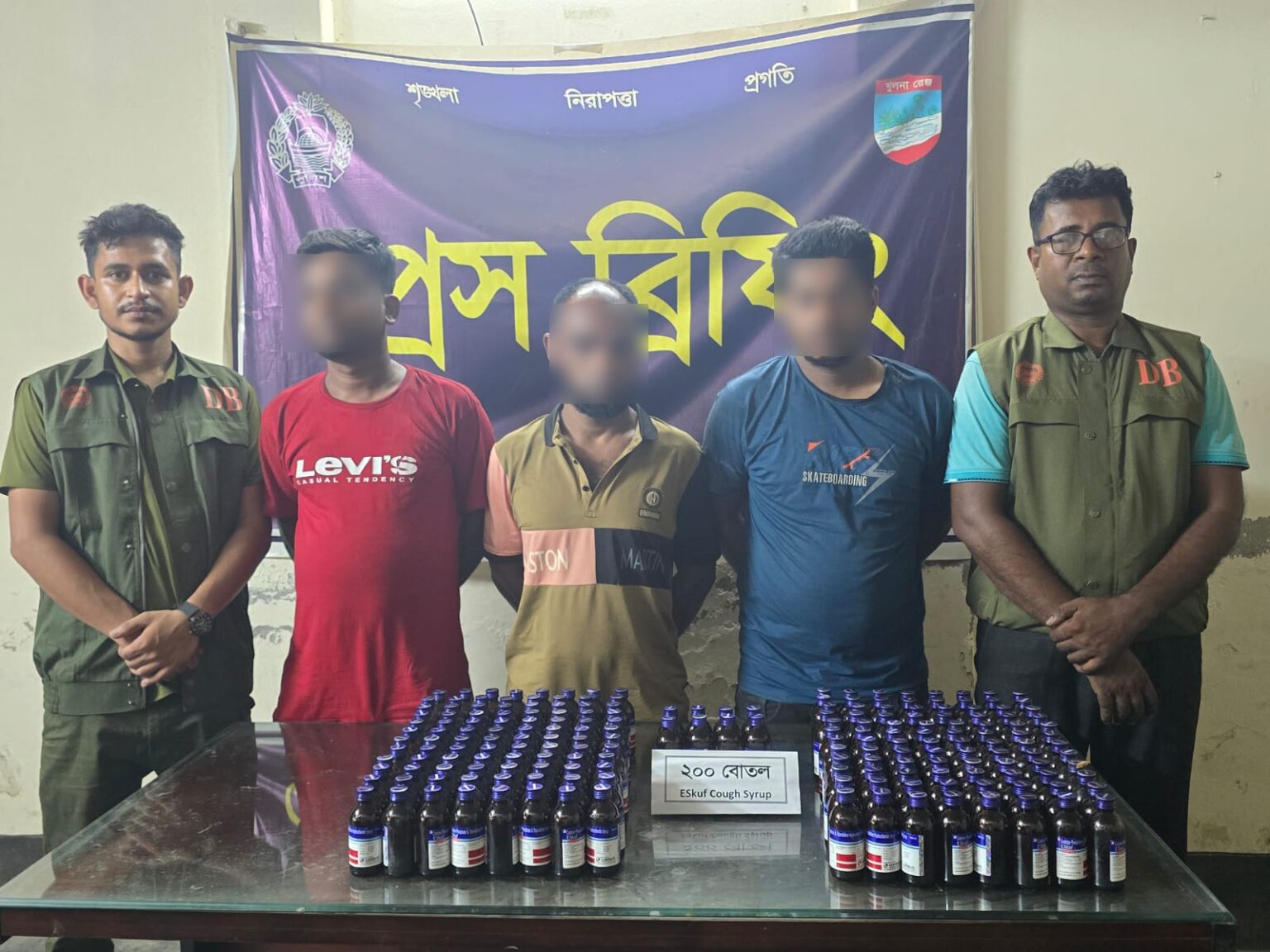 যশোরে ২০০ বোতল এসকাফ সিরাপসহ তিন মাদক কারবারি আটক