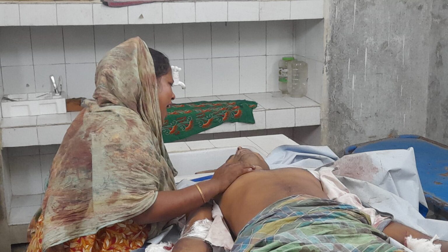 স্ত্রীকে খুঁটির সাথে বেঁধে স্বামীকে পিটিয়ে হত্যার অভিযোগ স্ত্রীকে খুঁটির সাথে বেঁধে স্বামীকে পিটিয়ে হত্যার অভিযোগ