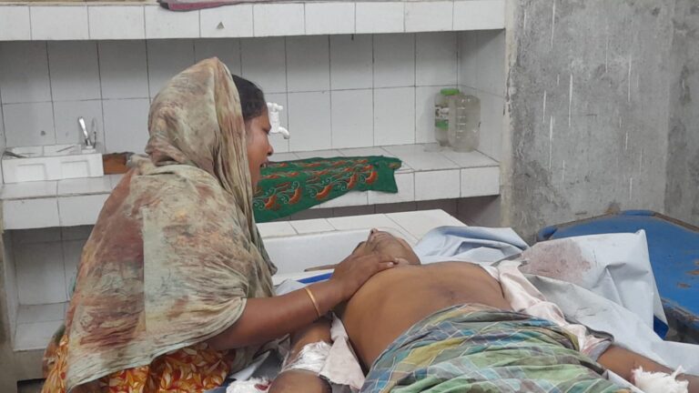 স্ত্রীকে খুঁটির সাথে বেঁধে স্বামীকে পিটিয়ে হত্যার অভিযোগ