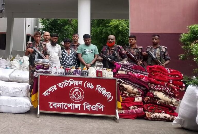 প্রধানমন্ত্রীর ত্রাণ তহবিলের পণ্য পাচারচেষ্টা কাস্টমস কর্মকর্তাসহ আটক ৩ প্রধানমন্ত্রীর ত্রাণ তহবিলের পণ্য পাচারচেষ্টা কাস্টমস কর্মকর্তাসহ আটক ৩