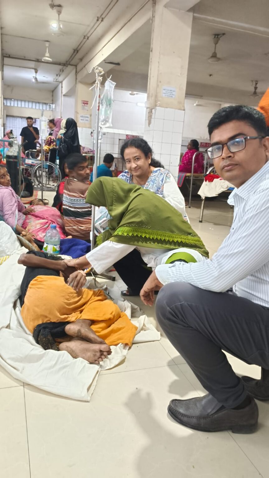 জেলা প্রশাসকের নির্দেশে অসহায় বৃদ্ধাকে উদ্ধার করে হাসপাতালে ভর্তি