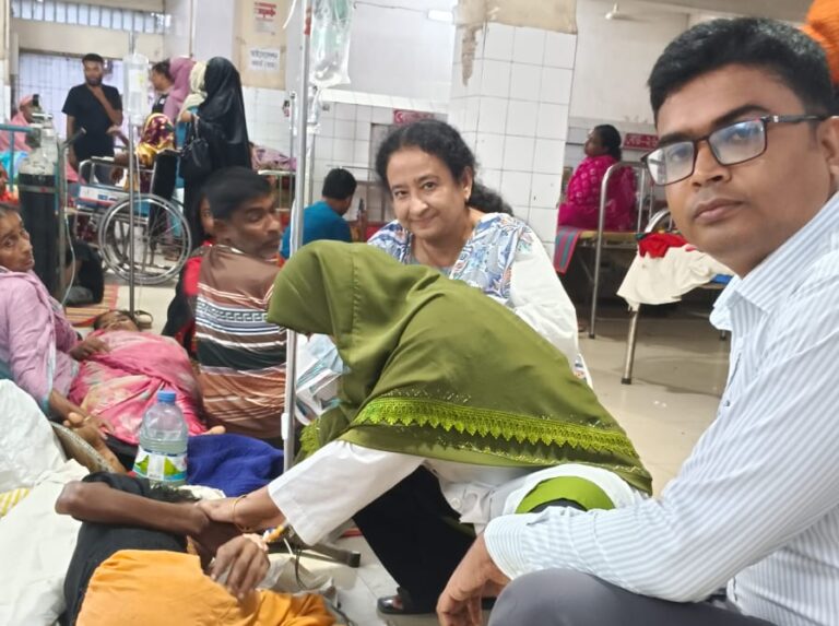 জেলা প্রশাসকের নির্দেশে অসহায় বৃদ্ধাকে উদ্ধার করে হাসপাতালে ভর্তি