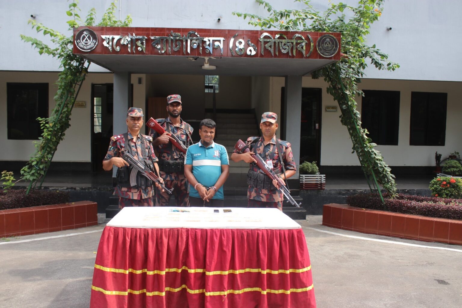 যশোরে বিজিবির অভিযানে মাদকদ্রব্যসহ আটক ১