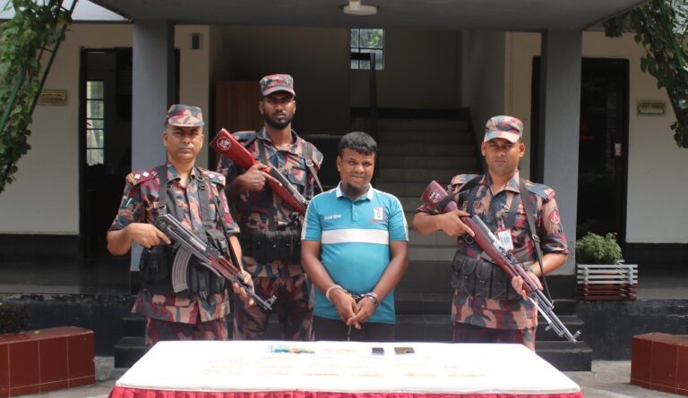 যশোরে বিজিবির অভিযানে মাদকদ্রব্যসহ আটক ১
