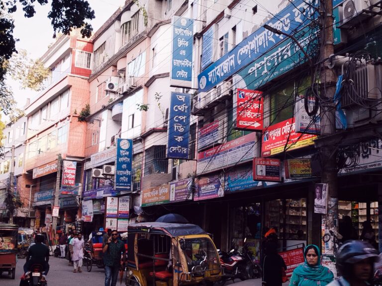 সরকারি নির্দেশনা উপেক্ষা করে হাসপাতাল এলাকায় ক্লিনিক