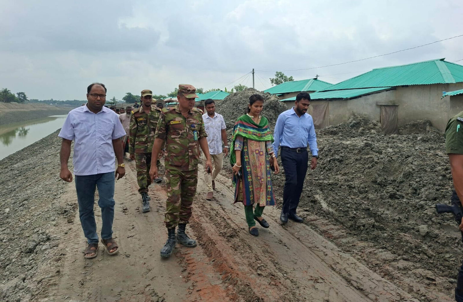 ডুমুরিয়া প্রশাসন ও পাউবোর তদারকিতে রক্ষা পেল আবাসনের ১৯ পরিবার