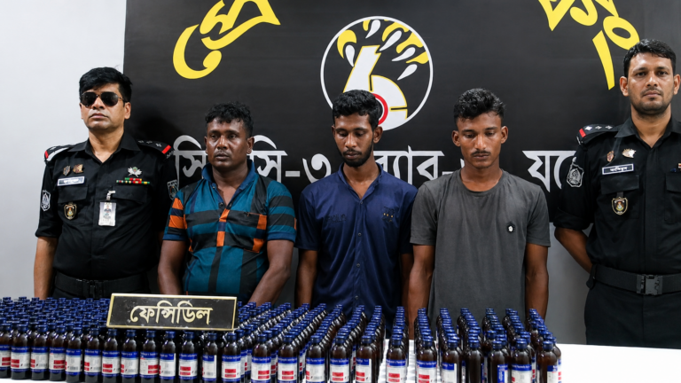 যশোরে র্যাবের অভিযানে বিপুল পরিমাণ ভারতীয় নিষিদ্ধ সিরাপসহ আটক ৩ যশোরে র্যাবের অভিযানে বিপুল পরিমাণ ভারতীয় নিষিদ্ধ সিরাপসহ আটক ৩