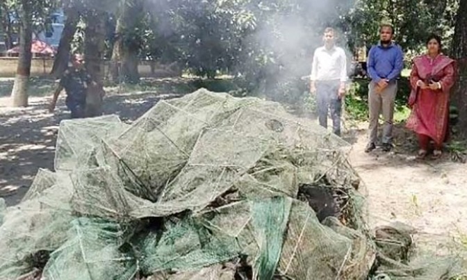 কোটচাঁদপুরে বিলে অভিযান : জব্দকৃত চায়না জাল পুড়িয়ে ধ্বংস কোটচাঁদপুরে বিলে অভিযান : জব্দকৃত চায়না জাল পুড়িয়ে ধ্বংস