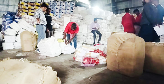 বেনাপোল বন্দরের শেডে মিলল নিখোঁজ ১৯ প্যাকেজ ভারতীয় প্রসাধনী ও শাড়ি বেনাপোল বন্দরের শেডে মিলল নিখোঁজ ১৯ প্যাকেজ ভারতীয় প্রসাধনী ও শাড়ি