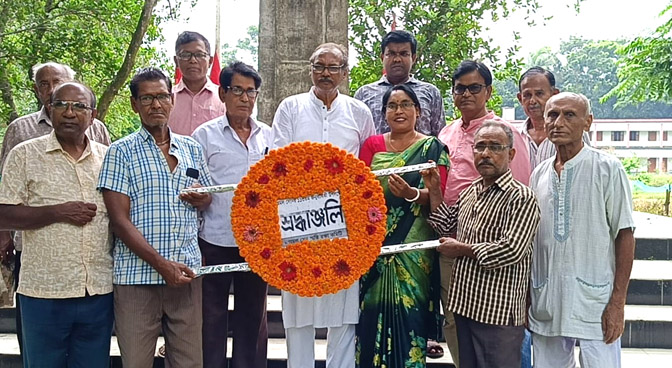 শ্রদ্ধা, আলোচনা আর প্রীতি ফুটবলে স্মরণ কমরেড অমল সেনকে শ্রদ্ধা, আলোচনা আর প্রীতি ফুটবলে স্মরণ কমরেড অমল সেনকে