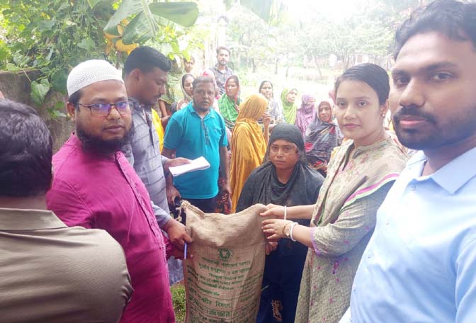 ডুমুরিয়ায় পানিবন্দি পরিবারের মাঝে খাদ্য সহায়তা বিতরণ ডুমুরিয়ায় পানিবন্দি পরিবারের মাঝে খাদ্য সহায়তা বিতরণ