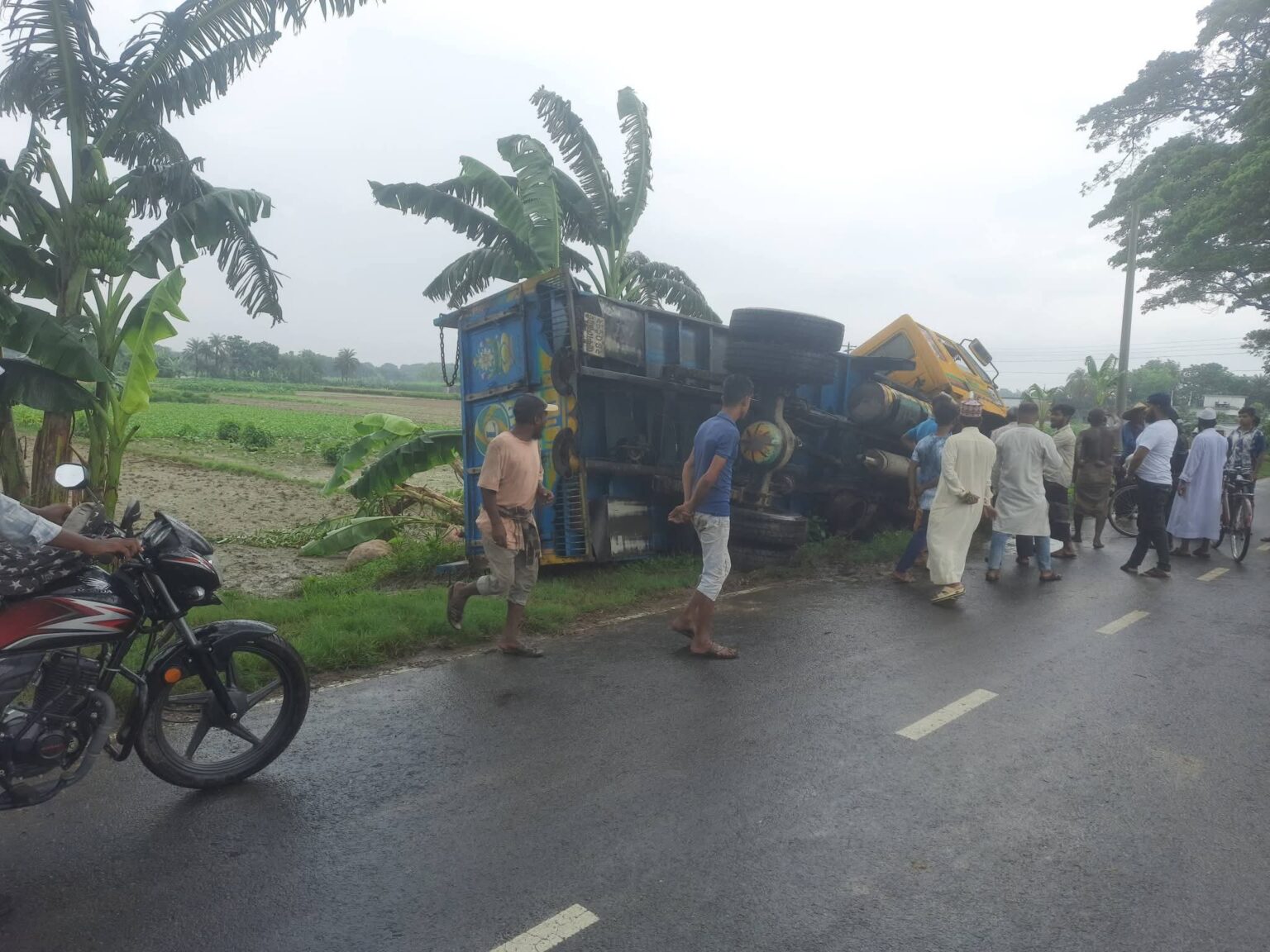 ঝিকরগাছা সড়কে ট্রাক খাদে, আহত ৫ ঝিকরগাছা সড়কে ট্রাক খাদে, আহত ৫