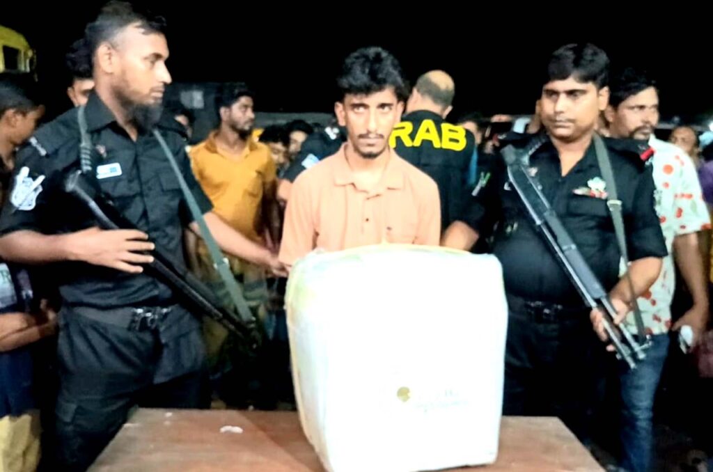 রামপালে র‌্যাবের অভিযানে ১৫ কেজি গাঁজাসহ কারবারি আটক