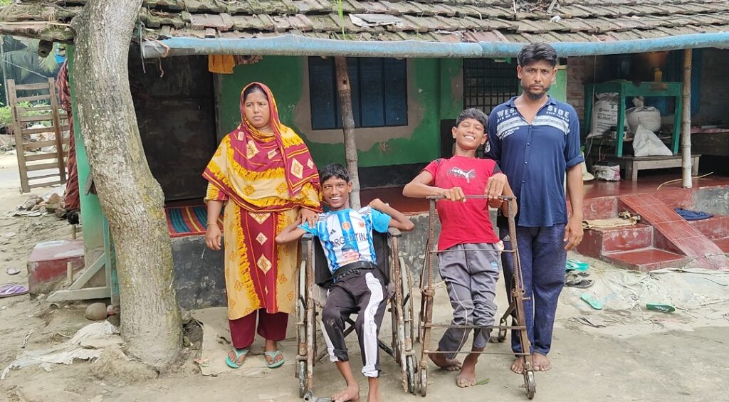 ‘মা’ ডাক শোনা হয়নি ১৬ বছরেও, যমজ সন্তানকে নিয়ে সংগ্রামী এক মায়ের জীবন