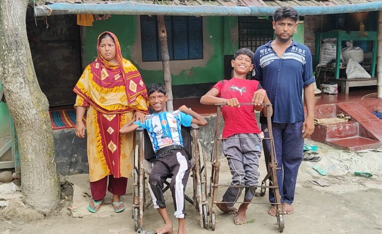 ‘মা’ ডাক শোনা হয়নি ১৬ বছরেও, যমজ সন্তানকে নিয়ে সংগ্রামী এক মায়ের জীবন