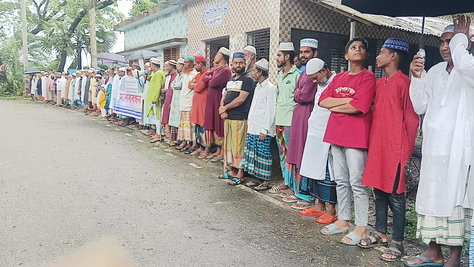 শ্যামনগরে মসজিদের পুকুর দখলের অভিযোগে মানববন্ধন, প্রশাসনের হস্তক্ষেপ দাবি
