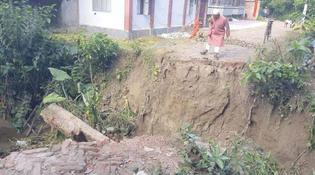 ভারি বৃষ্টিতে সাজিয়ালী গ্রামের ব্রিজ ভেঙ্গে জনদুর্ভোগ চরমে ভারি বৃষ্টিতে সাজিয়ালী গ্রামের ব্রিজ ভেঙ্গে জনদুর্ভোগ চরমে