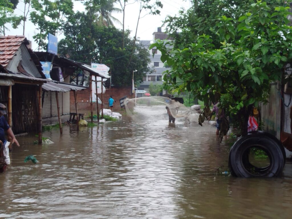 যশোরে টানা বৃষ্টিতে জলমগ্ন শহরবাসী পুরাতন আশ্বাস পৌরসভার