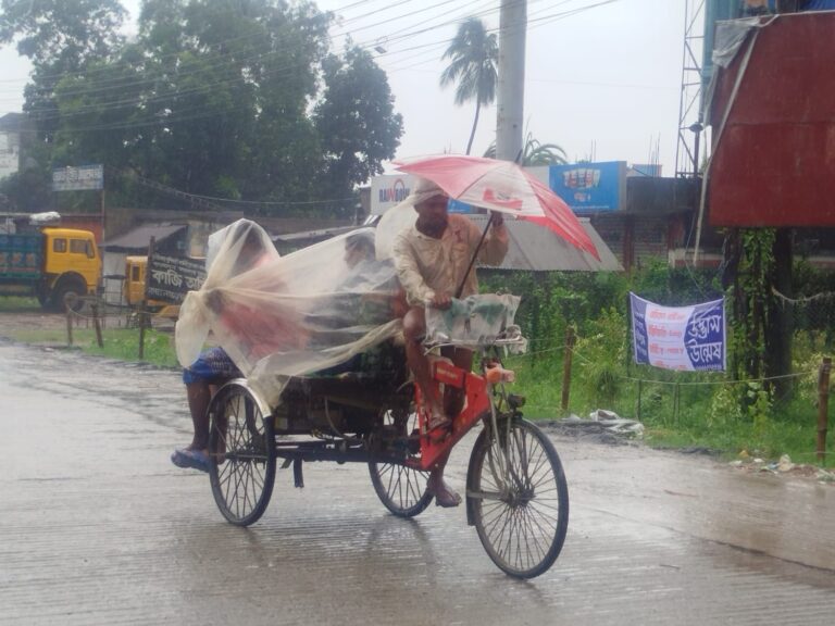যশোরে টানা বৃষ্টিতে বিপাকে নিম্ন আয়ের মানুষ