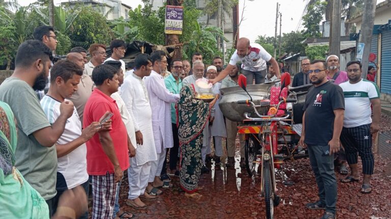 পানিবন্দি মানুষের মাঝে খাদ্য নিয়ে বিএনপি