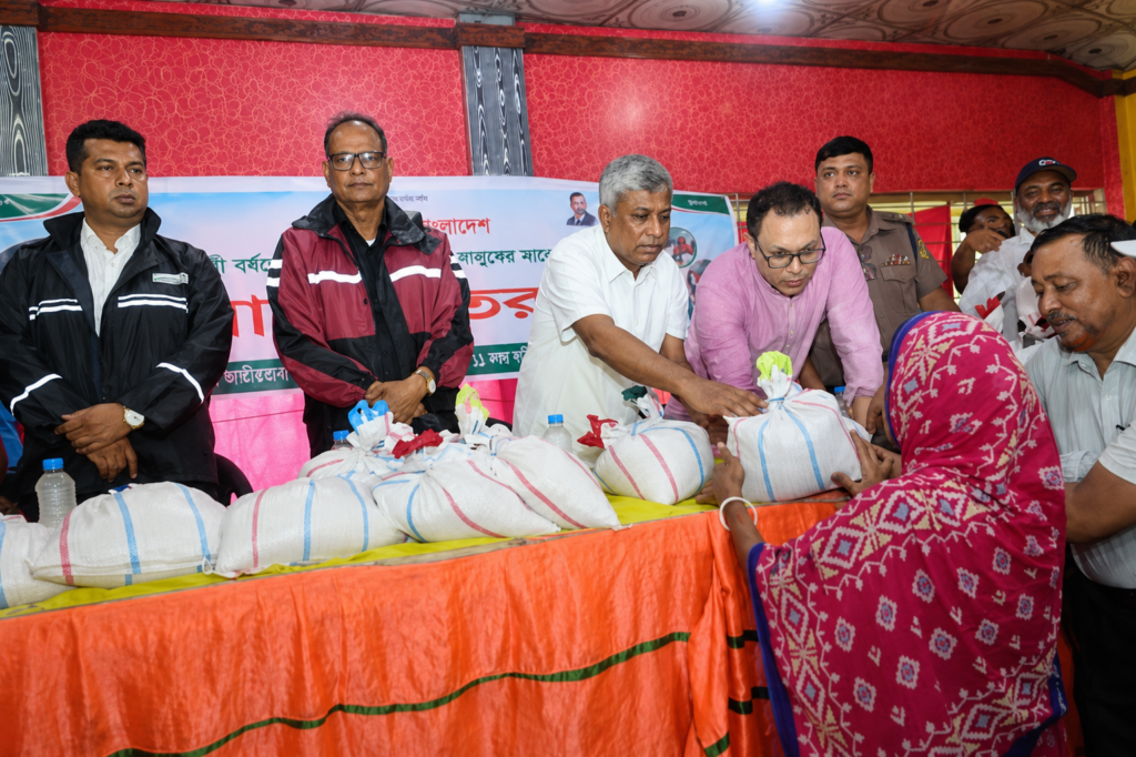 চট্টগ্রামের বন্যাকবলিত এলাকায় প্রতিমন্ত্রী অমিত
