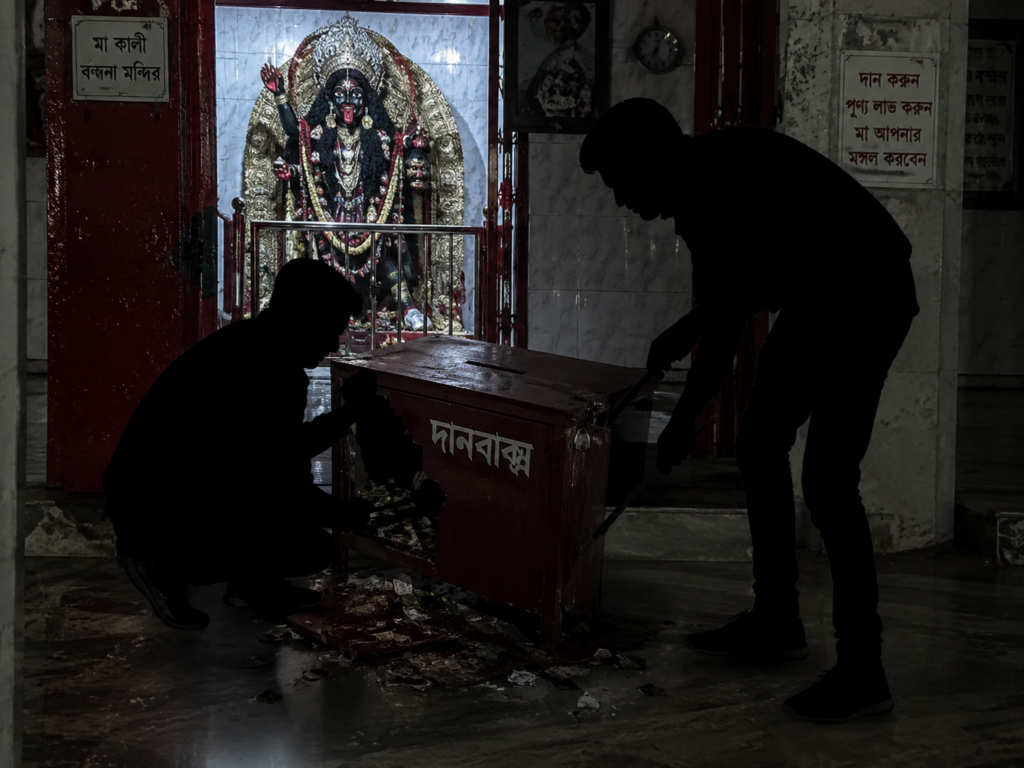 যশোরের শ্রী শ্রী সিদ্ধেশ্বরী কালী মন্দিরের দানবাক্স ভেঙে চুরি