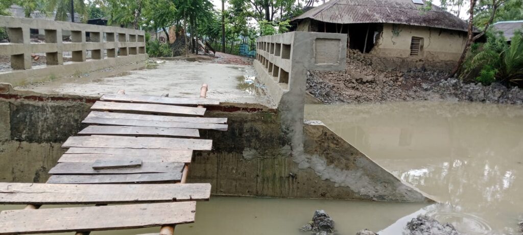 সেতু আছে সড়ক নেই,মই বেয়ে খাল পার হচ্ছে ৫ গ্রামের মানুষ