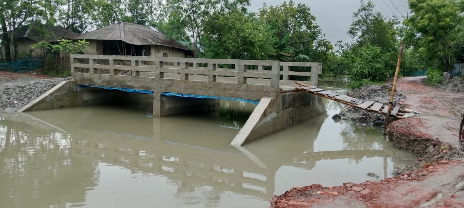 সেতু আছে সড়ক নেই,মই বেয়ে খাল পার হচ্ছে ৫ গ্রামের মানুষ