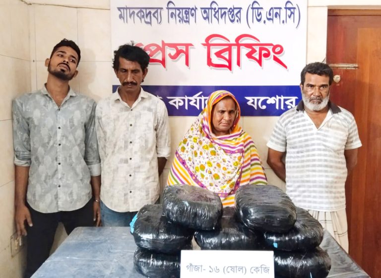 যশোরে আলাদা অভিযানে ১৯ কেজি গাঁজা জব্দ, আটক ৫