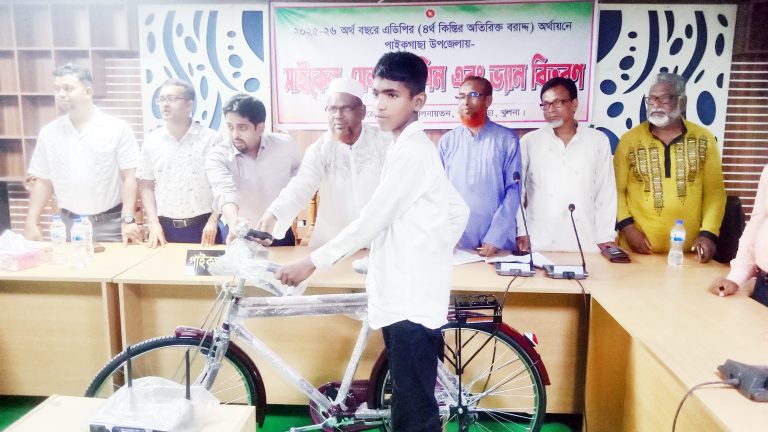 পাইকগাছায় সাইকেল-ভ্যান ও সেলাই মেশিন বিতরণ